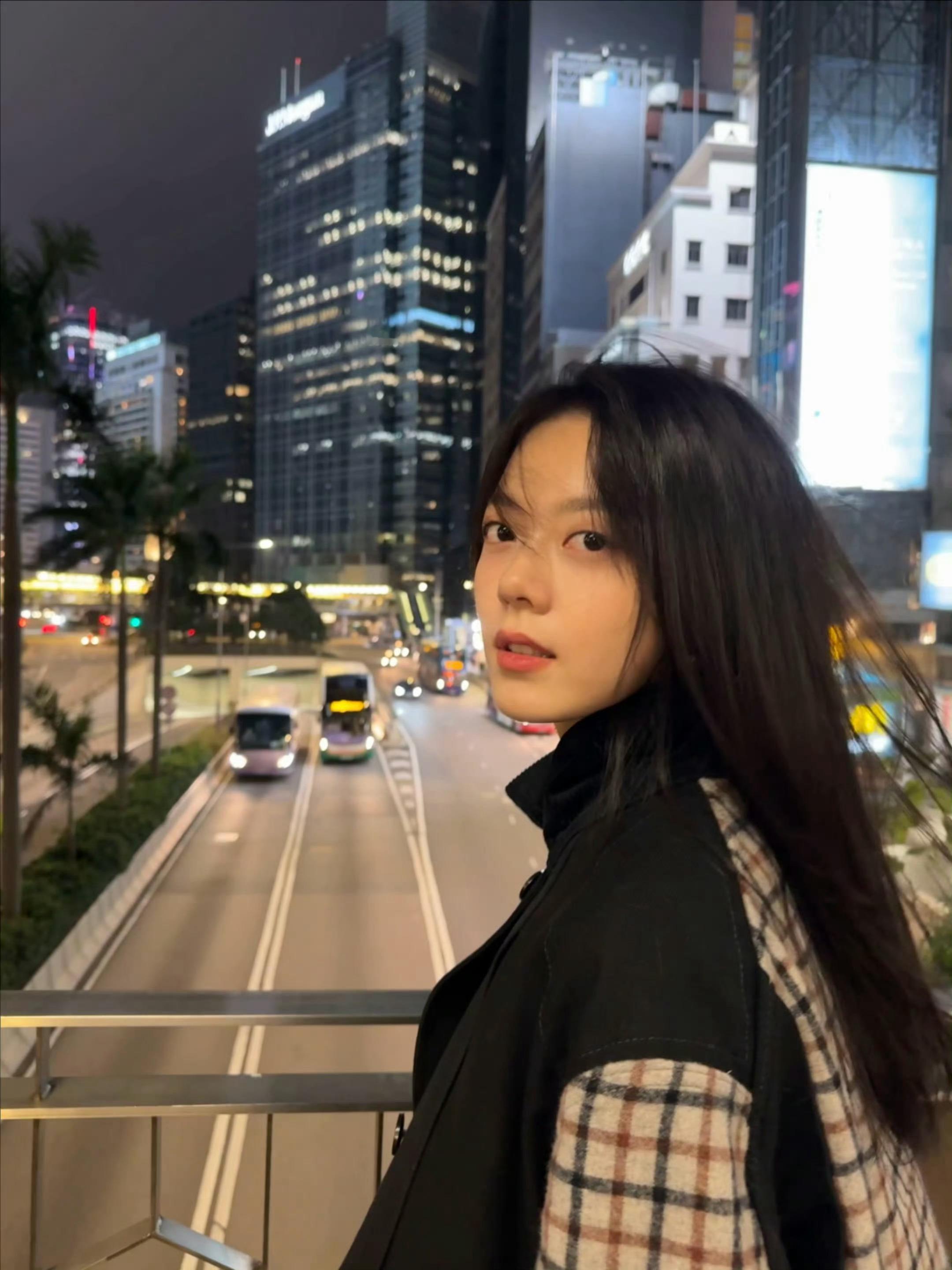 赵今麦今日营业照这个小女孩一次性更新了18张📸 
