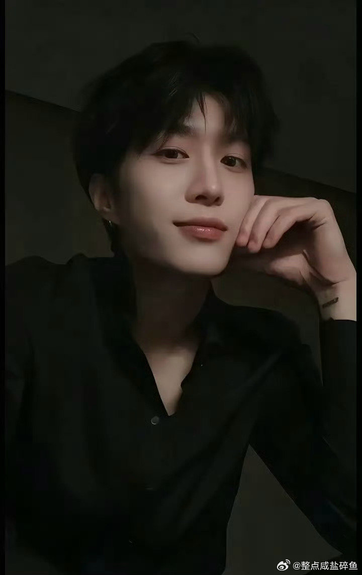 赖伟明学范丞丞手势舞赖伟明跳了范丞丞同款手势舞赖伟明完美复刻范丞丞手势舞，两位帅