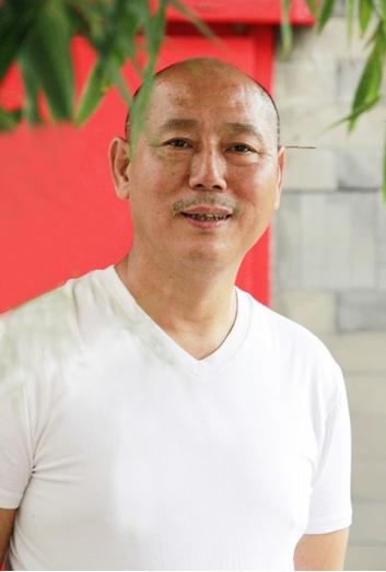 1991年，身价过亿的李诚儒，把糟糠之妻和6岁儿子赶出家门，转身娶了小18岁的女