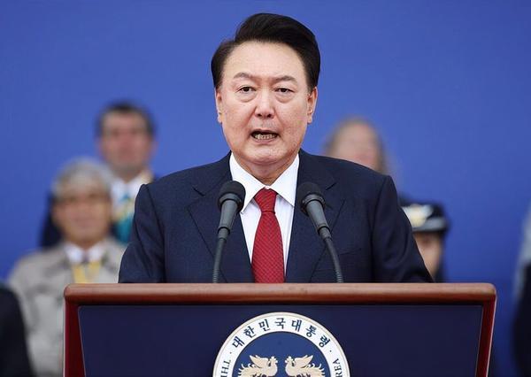 好嘞，既然没给主题，那咱就随便唠唠今天这事儿。

早上闹钟响了八遍，愣是没爬起来