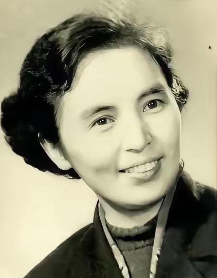 1940年，叶飞正睡觉，参谋忽然敲门，说泰州城来了一挺漂亮的女的，一定要见他。美