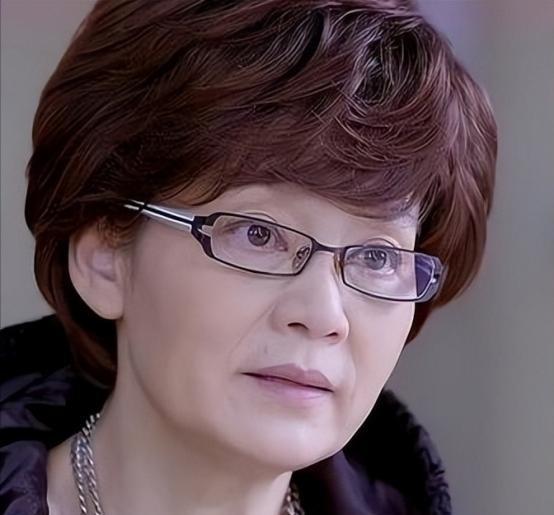 1979年，刚结婚1年的潘虹，出轨了导演杨延晋。可杨延晋的妻子洪融不是省油的灯，