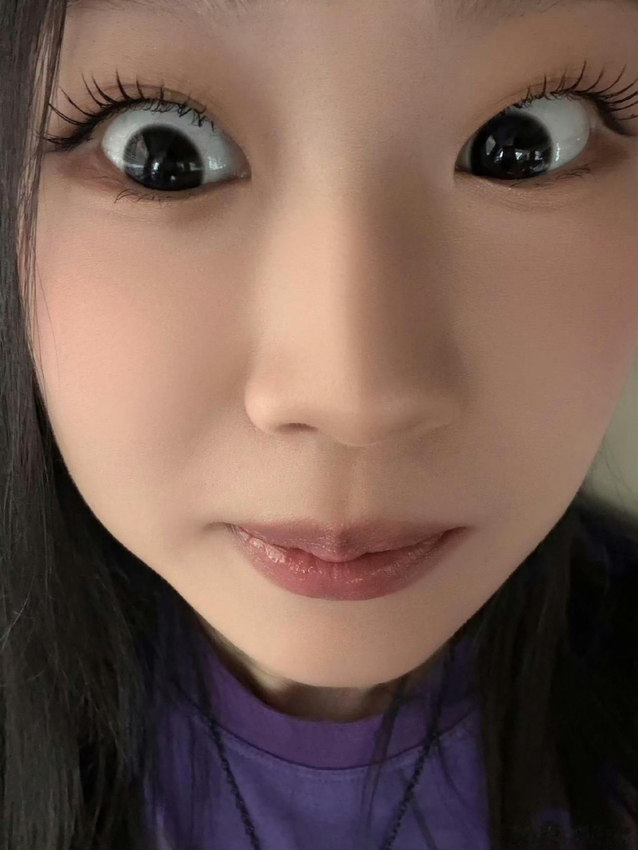 小沈阳在北京参加一个综艺直播。网友们在弹幕里起哄，让他唱女儿沈佳润刚发的英文新歌