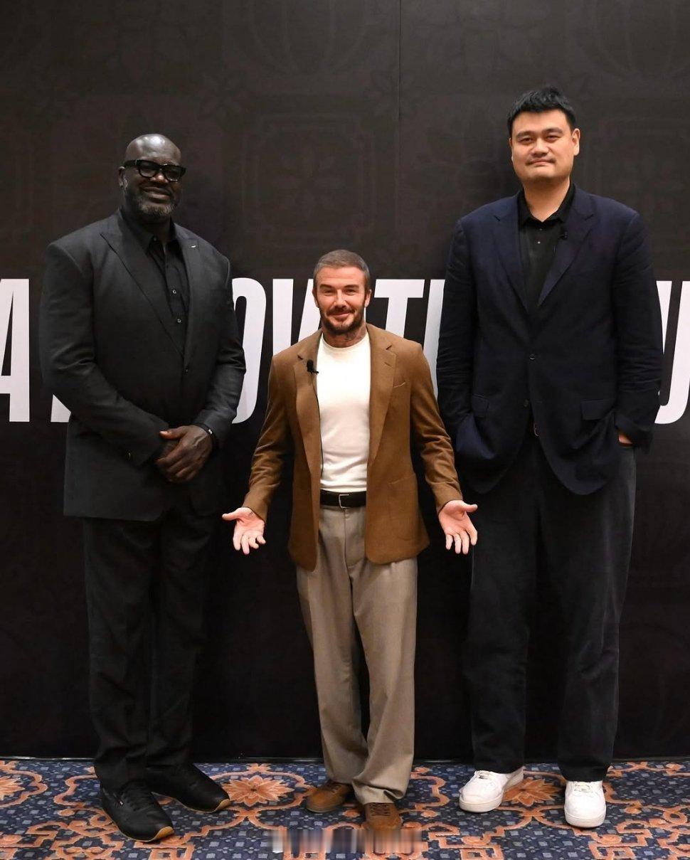 马云成龙贝克汉姆并排观赛NBA中国赛太阳vs篮网，贝克汉姆现身观赛并在活动现场见