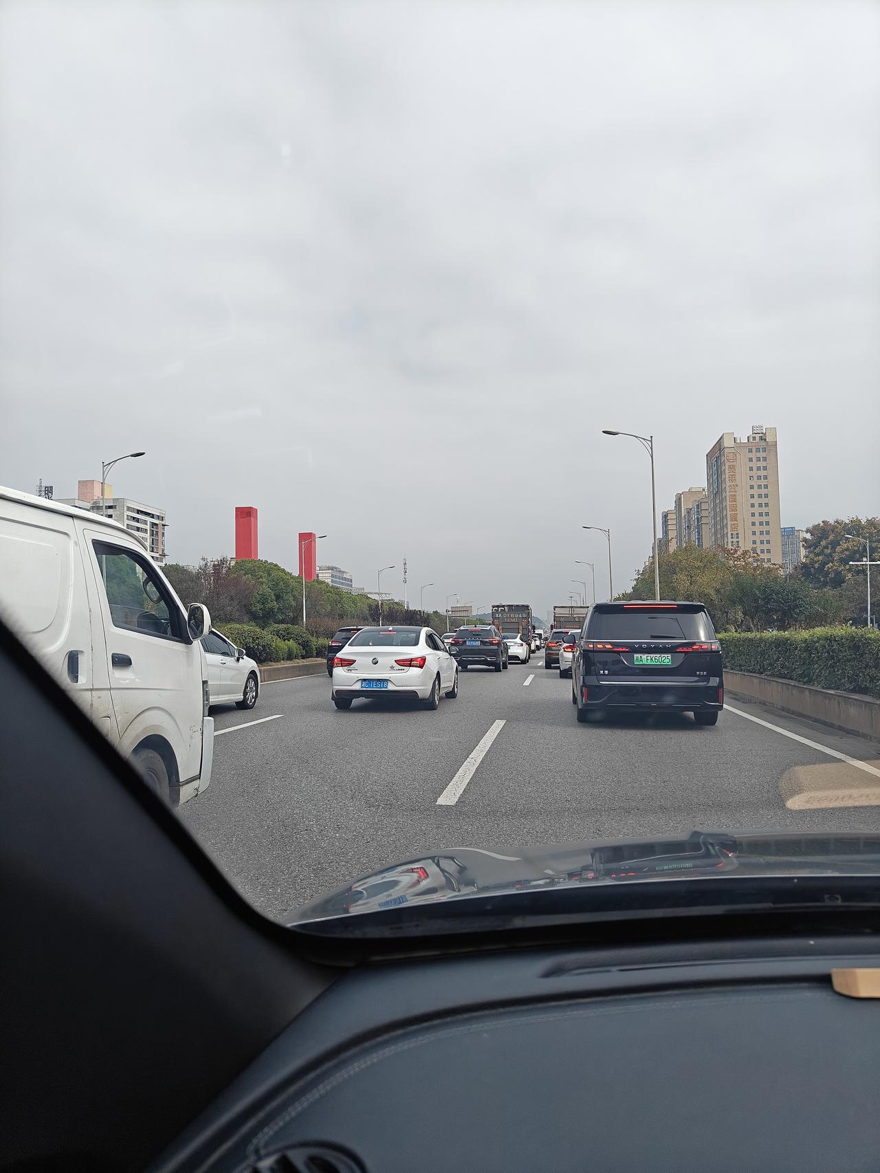 长沙的工作日路上还有这么多人车来车往，大家都不用上班的吗？？看来不只有上班才能搞