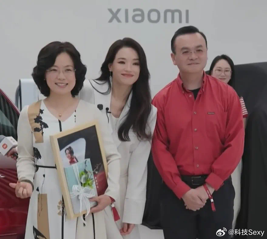 舒淇给小米YU7车主交付大家懂那种感觉吗？就是舒淇本人站在那里，随随便便一笑，旁