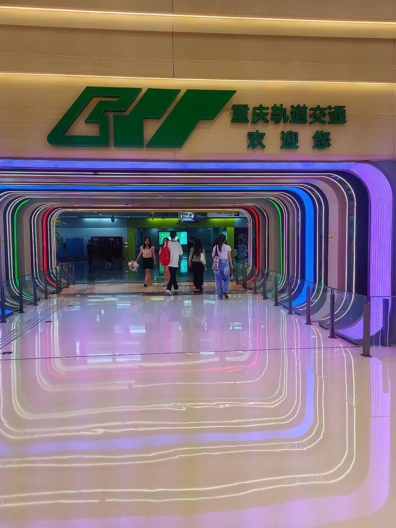 成都地铁不能修到重庆。地铁属于城市内部公共交通系统，设计时速低（通常≤80km/