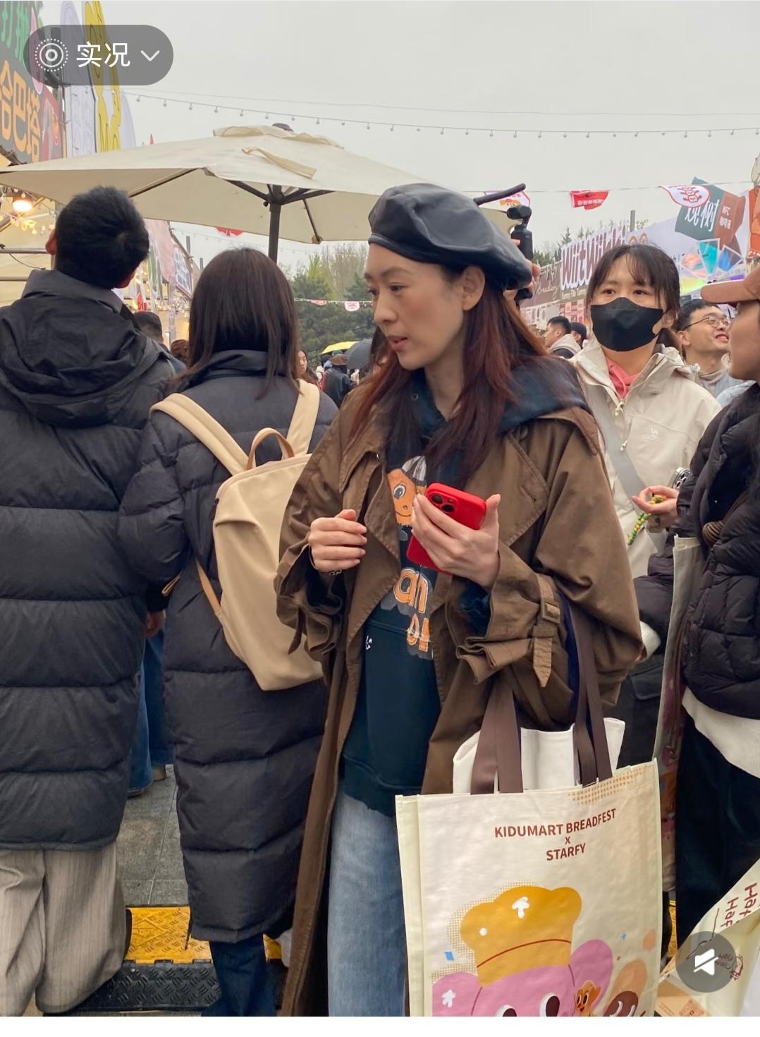 素颜出镜，真的好接地气。