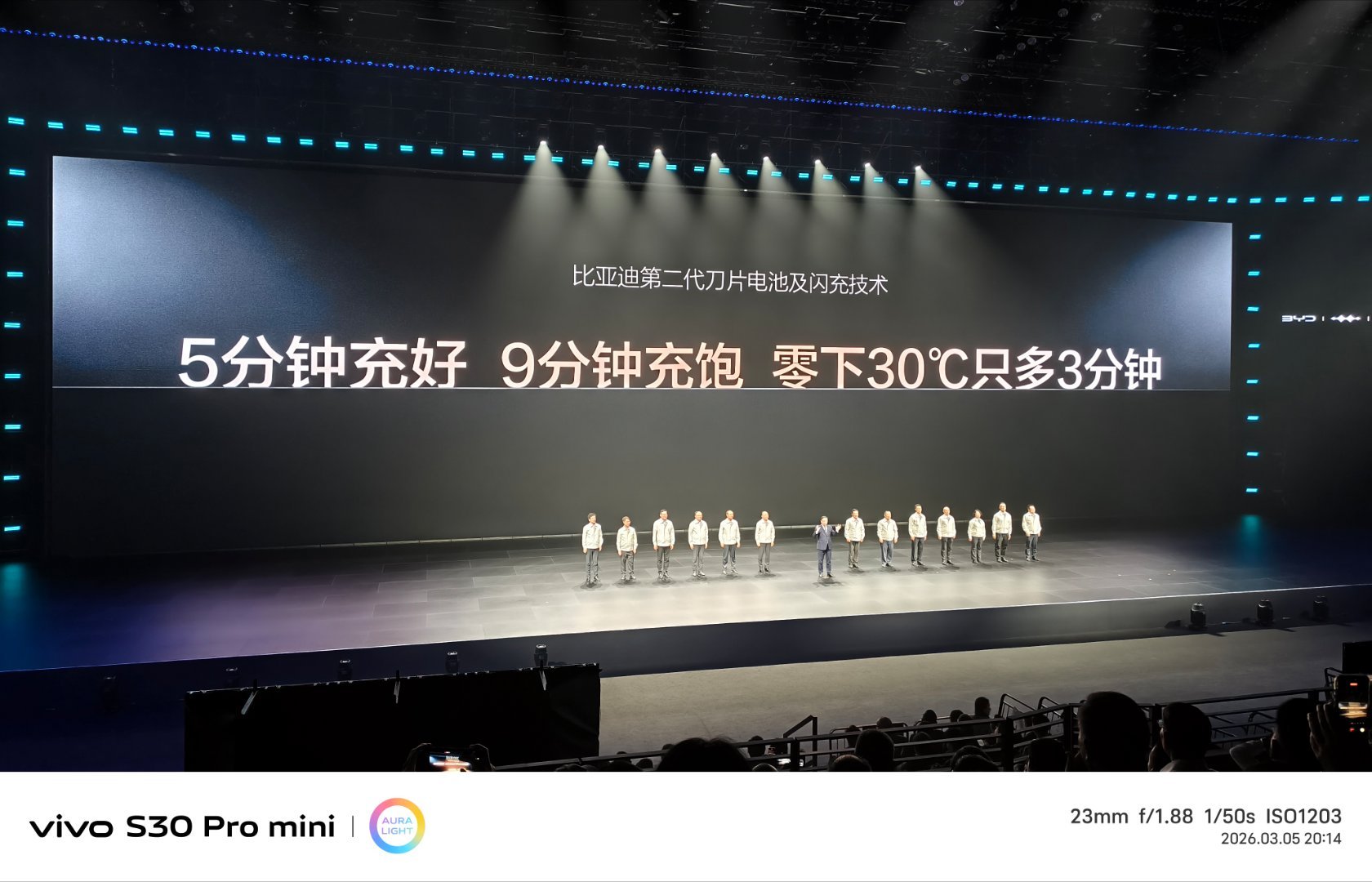 比亚迪第二代刀片电池5分钟充好比亚迪今日发布的第二代刀片电池与闪充技术称得上“电