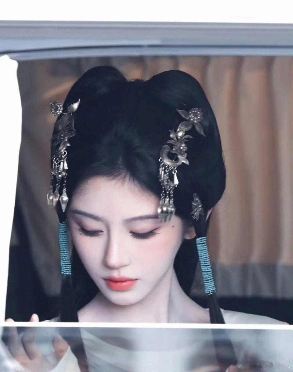 她的脸不管是演哪个朝代的角色，都没有什么特点 