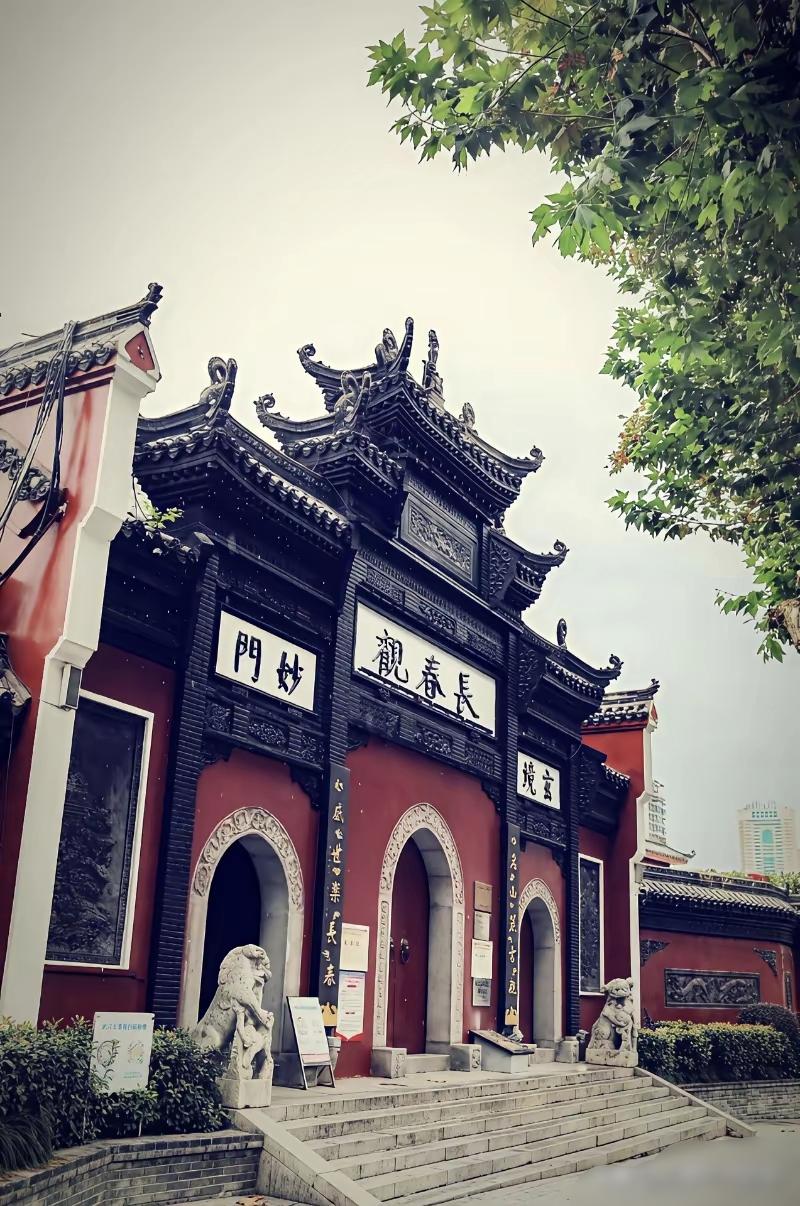 长春观里无道长
孔子河畔有缘人
     能读懂这幅短句的人应该对武汉的长春观有