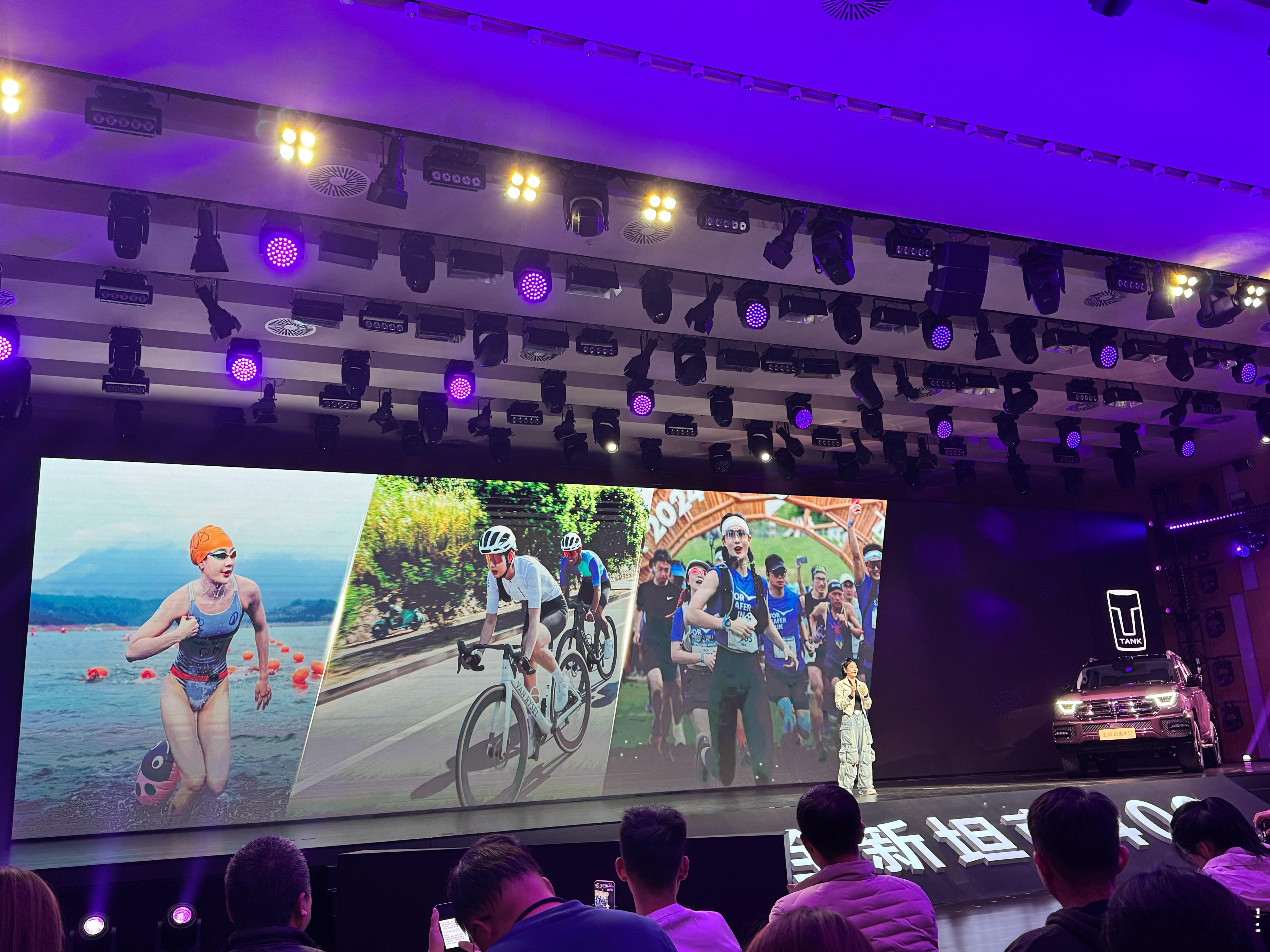 开坦克的小姐姐颜值担当关键还是国家一级运动员你们认识不？全新坦克400潮酷上市魏