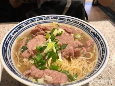 《七律～梦寻清汤粉》

梦里门前赤火枝，
蒿羹豆腐水沙姿；
街头拐角清汤粉，
粉