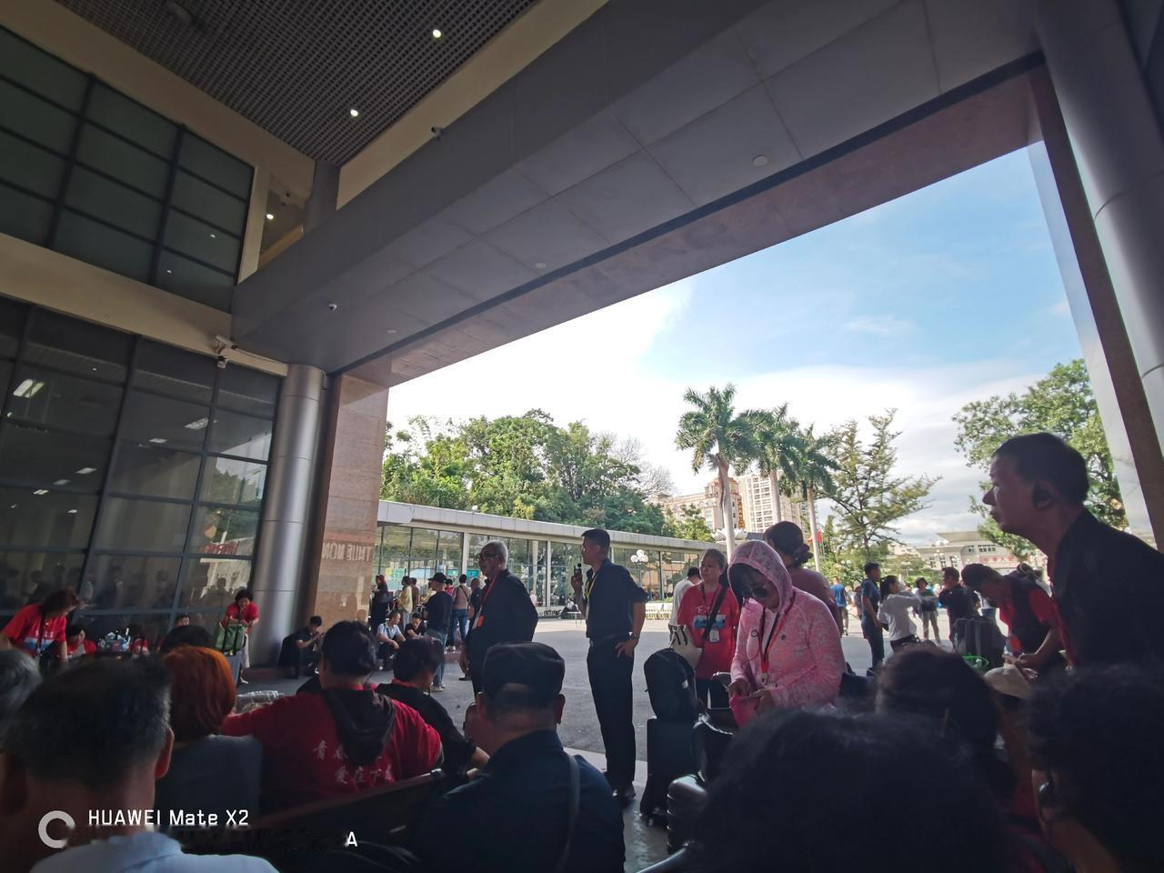 来芒街这边旅游的发现了全都是大爷大妈，而且都是旅行团，每个团都有几十号人