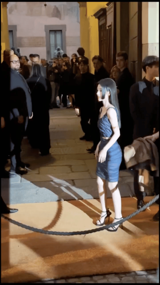 鞠婧祎太瘦小了。剧一般歌一般，也不知道为什么那么多粉丝。 ​​​