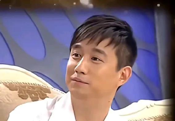 黄磊女儿凭啥上北大高中，据说目标直指顶尖名校哈佛。
之前黄多多为小朋友读绘本时，