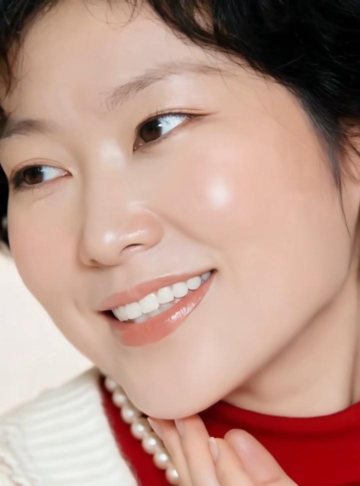 甜美笑容，温柔眼眸，珍珠项链，优雅气质，完美女神