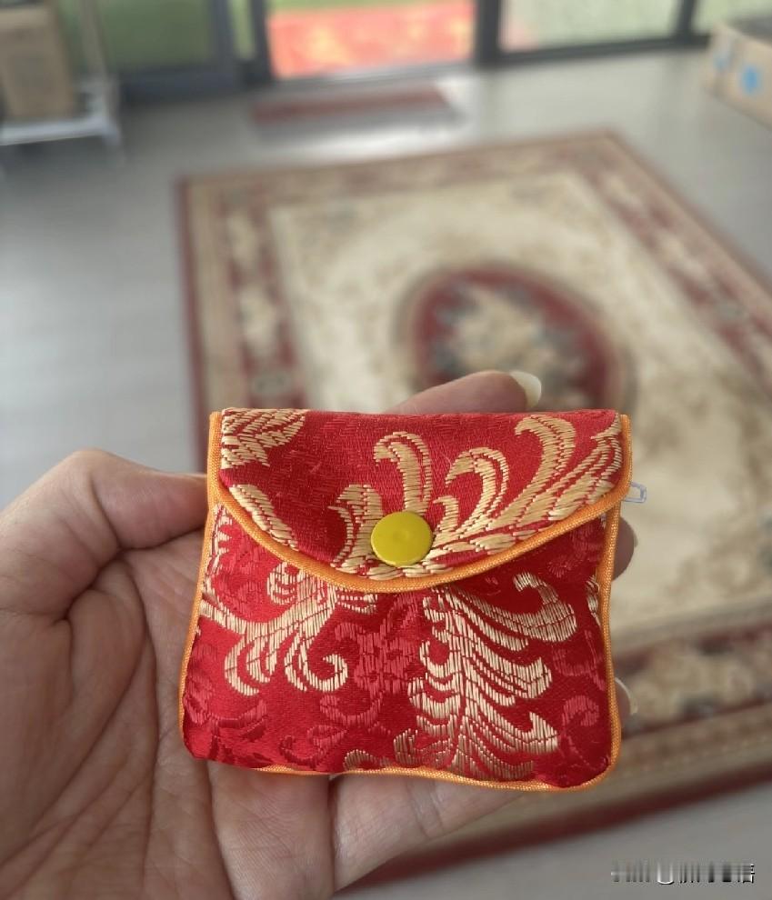 我妈不管去哪儿，都带着她那个红色的小包，她说这里面是金子，家里没人不放心，怕被别