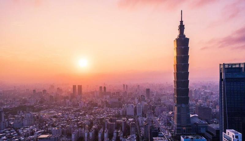 破冰了，但不是握手言欢，而是边握手边数子弹。
6月10日美国驻华使馆办独立日招待