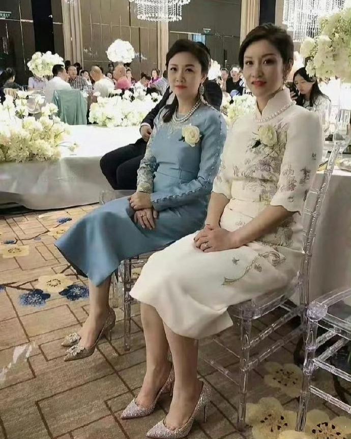 这场婚礼上，两位亲家母可真是一道风景！一个比一个显年轻，特别那位穿蓝裙子的，气质