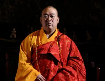 修行没底线，触碰高压线。违法无特权，牢房用斋饭。