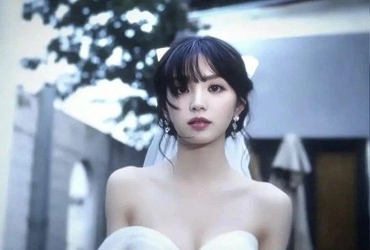 田曦薇剧宣婚纱造型 一袭洁白婚纱搭配轻盈头纱，笑容明媚又灵动，掀头纱的镜头氛围感