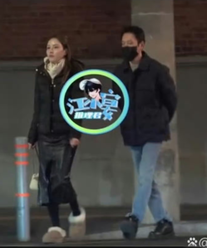冯绍峰与女友十指紧扣压马路  虽然图有点糊，但是感觉还是很有气质，有没有觉得。 