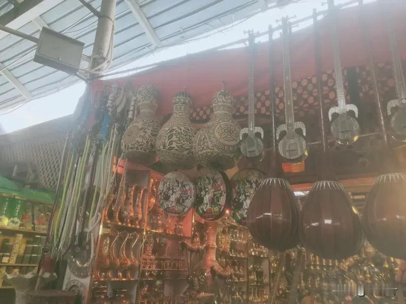 《巴扎顺口溜》
（新疆乡土调）

光头阿哥嘛，十个里九个富，
油馕掰开能闻见金子