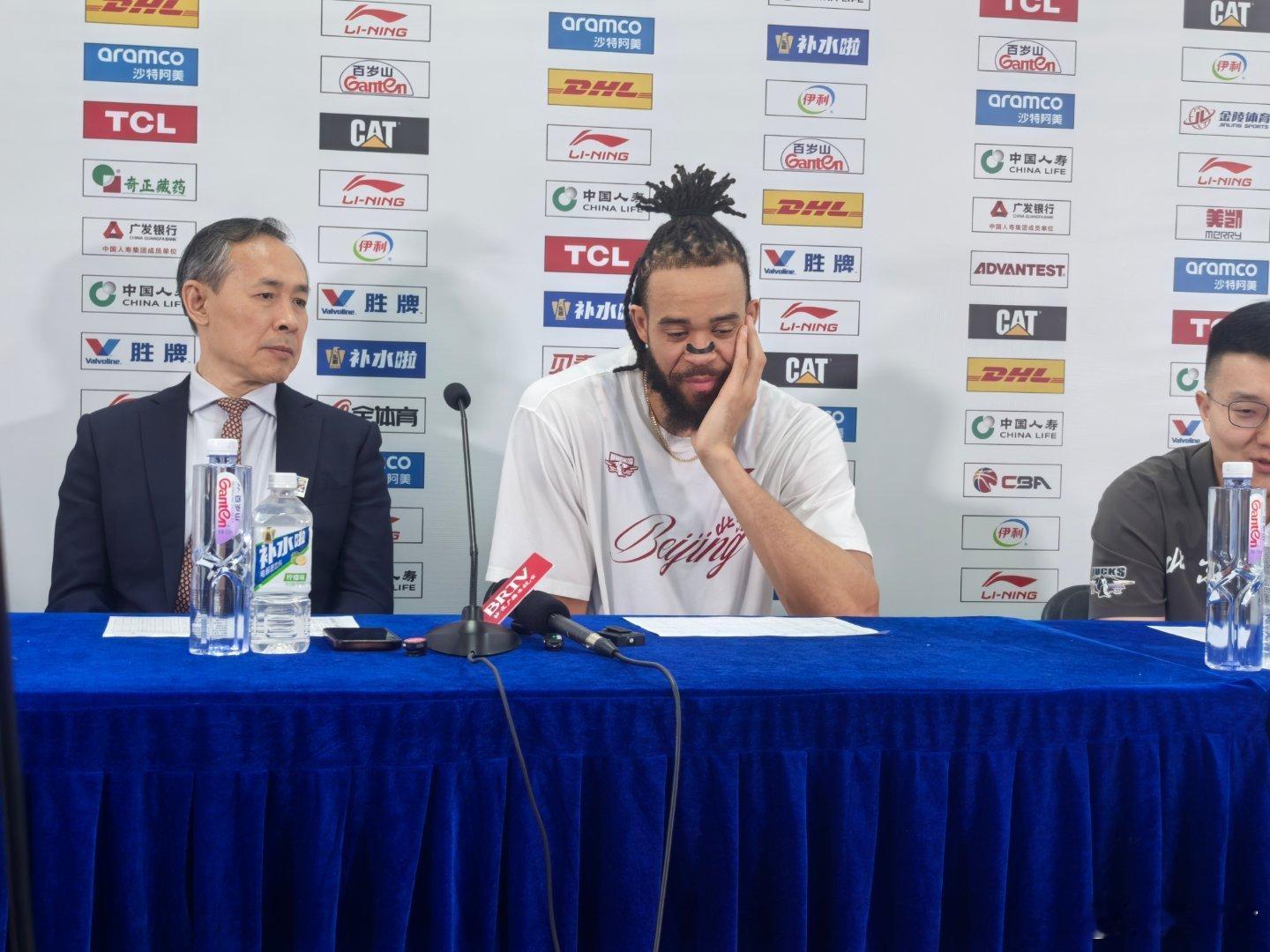 麦基说：退役仪式很棒，我们都爱Juicy他提醒manman尽快调整身体状态，对小