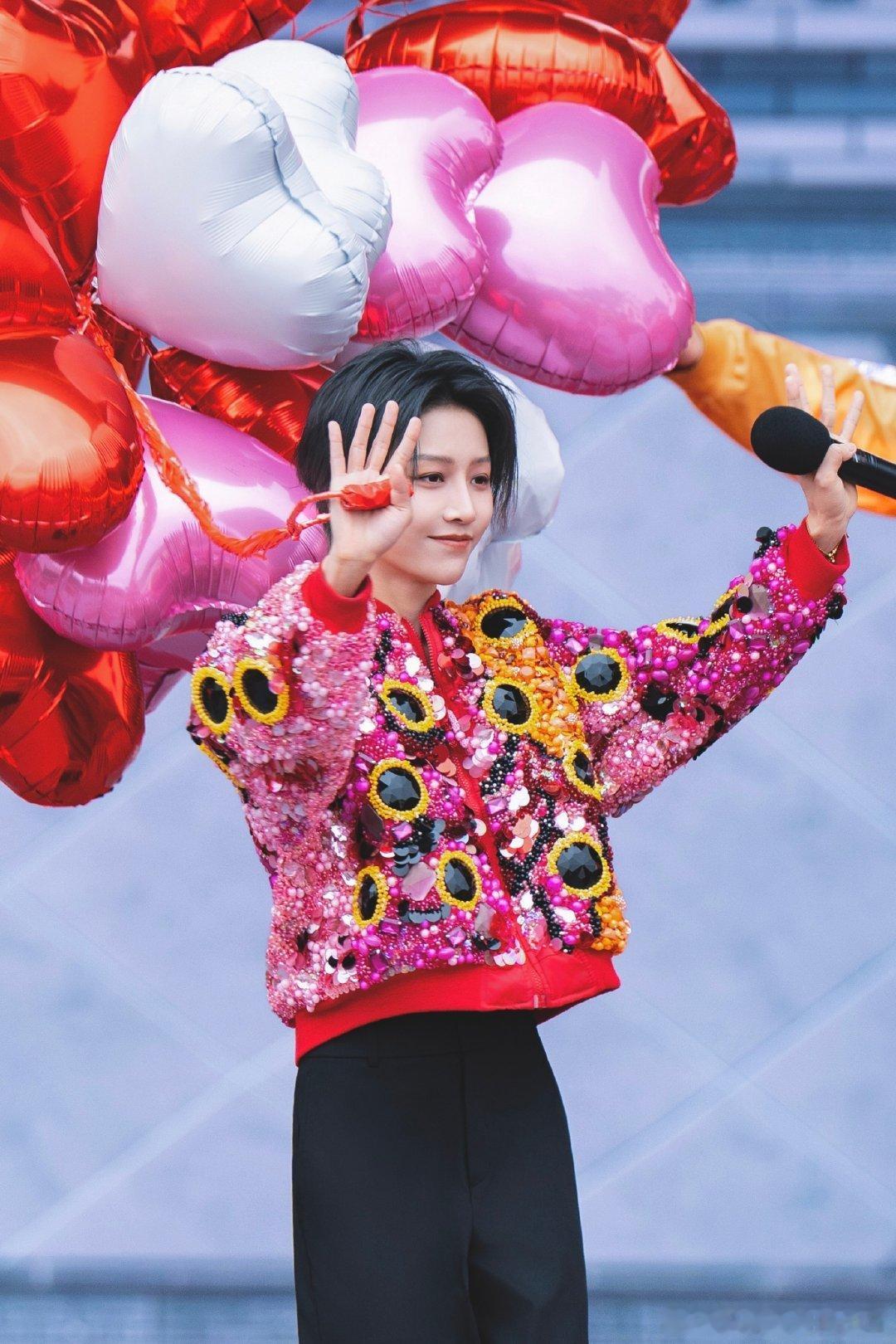 刘雨昕总台2026欢欢喜喜过大年刘雨昕工作室出图～明媚又时髦的春日氛围。 爱心发