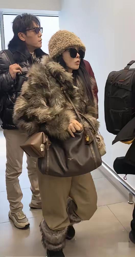 秦昊仅有4万存款时，伊能静身家已过千万。
十年后，机场里她衣着华贵，他安静推行李