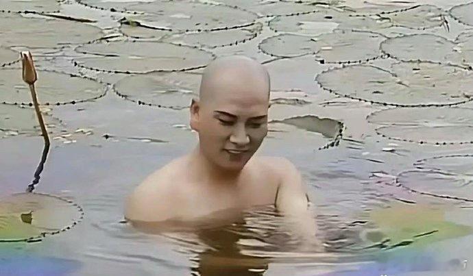 《西游记》中唐僧洗澡现佛光，拍摄有巧思。因效果难呈现，竟加汽油助阵，奇妙操作背后