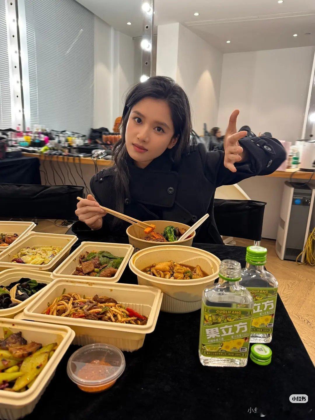 女明星一顿吃那么多还能这么瘦，怎么做到的 