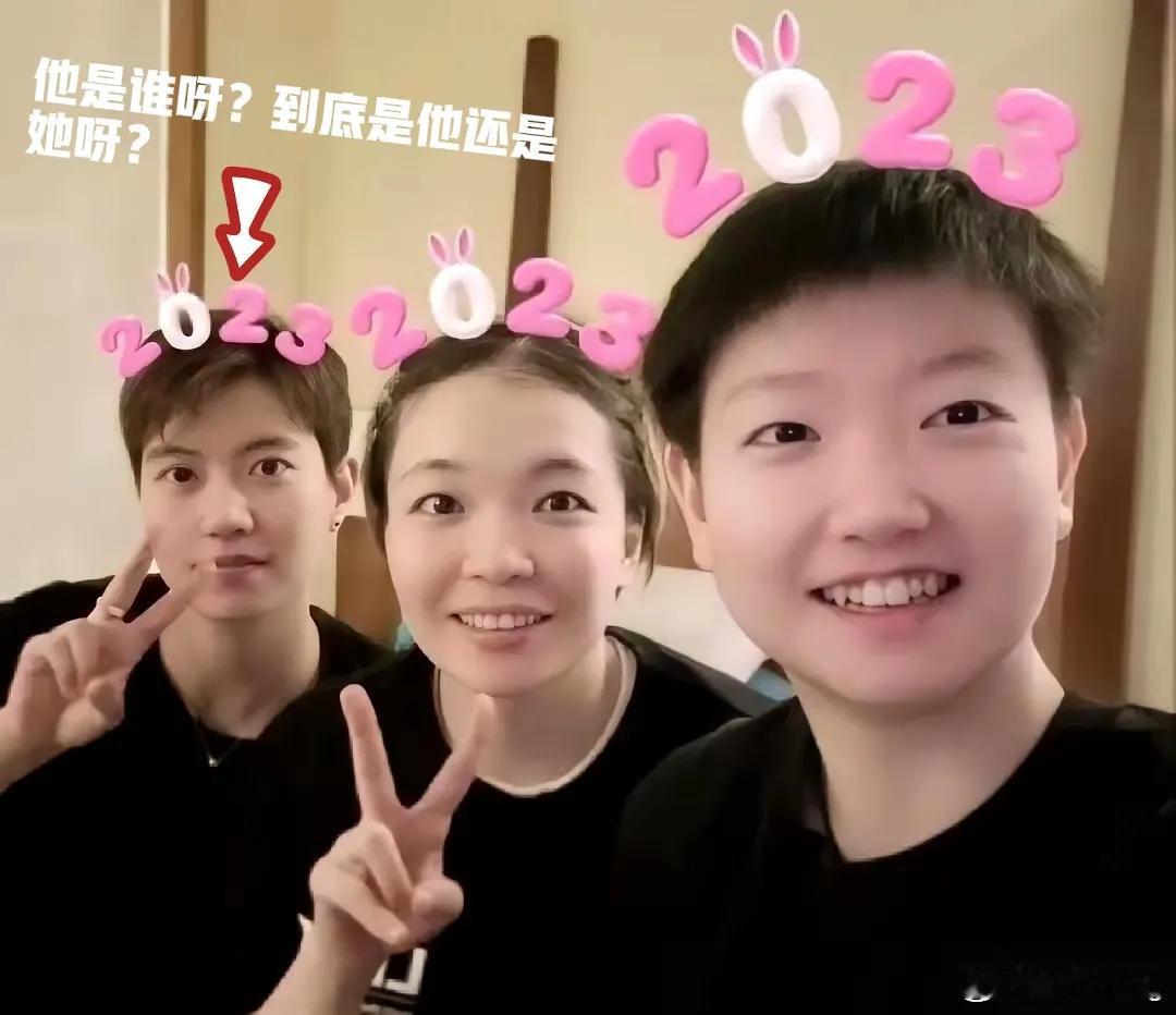 怪不得大头一直想要名分，感觉分分钟被偷家呀！


一直没认出来，莎莎旁边的旁边这