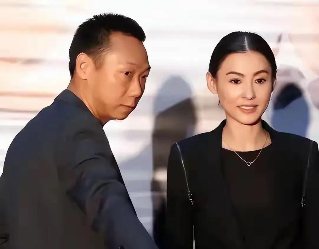 张柏芝又上热搜了
这次不是因为谢霆锋跟王菲秀恩爱
也不是她的儿子有了大喜事
而是