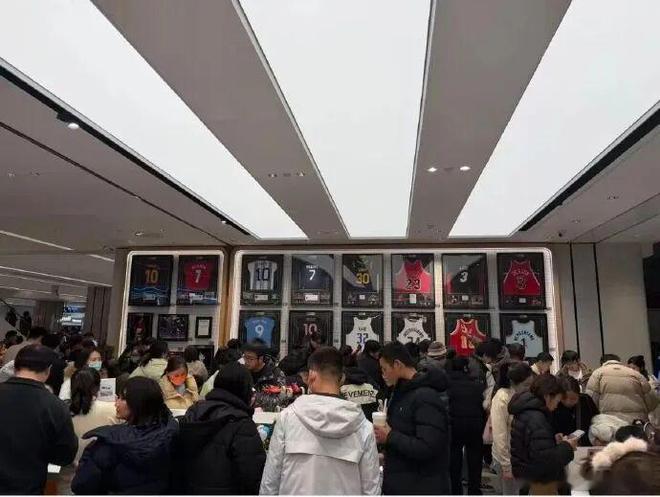 胖东来新店售卖签名球衣，包括梅西、姆巴佩等球星，最贵乔丹球衣138000元新乡胖
