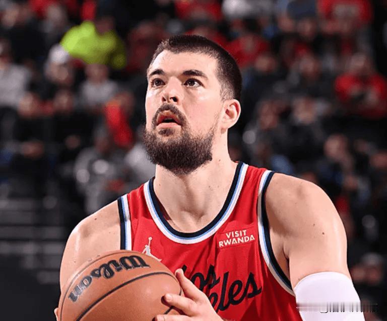 快船如今顺风顺水取了四连胜，但是摆在面前的一个尴尬问题该如何解决呢？
随着球队四