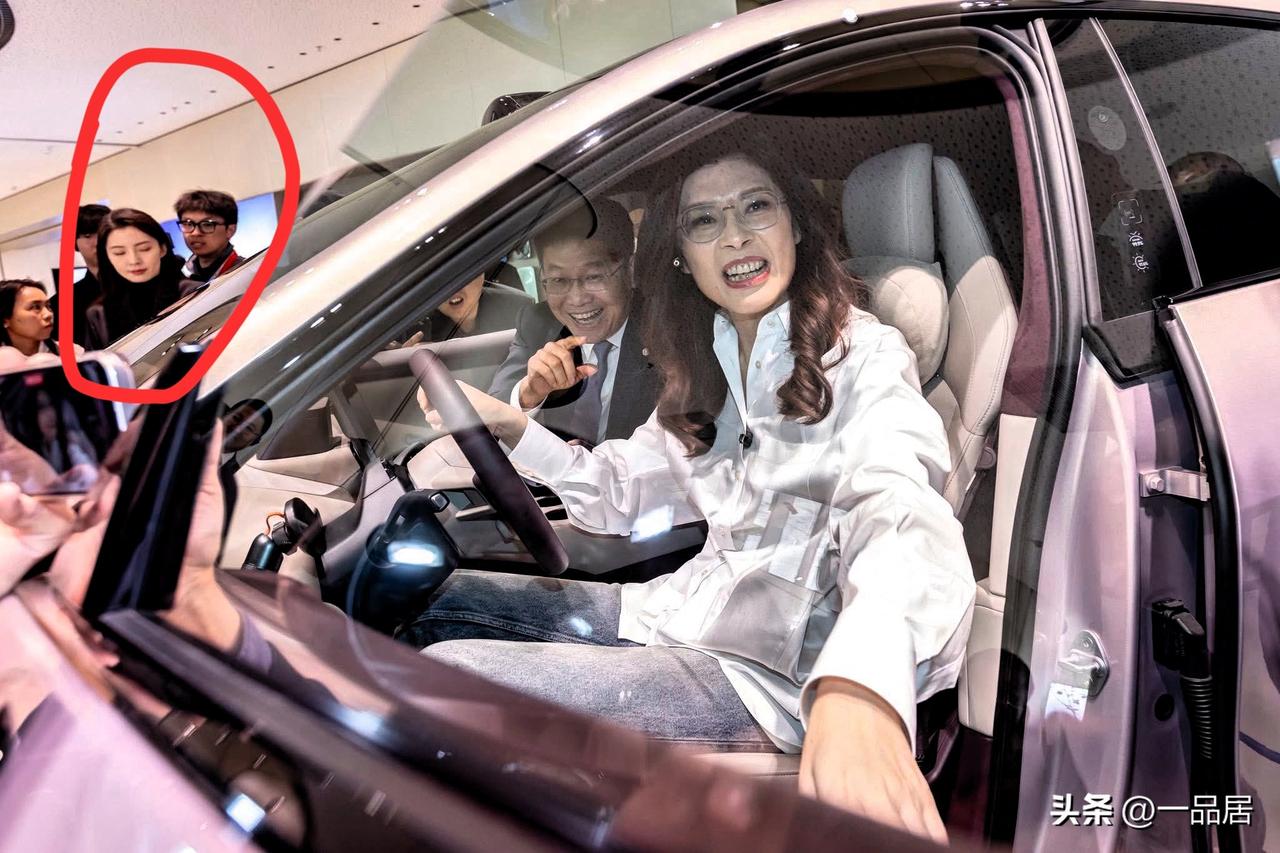 昨天，郑丽文到访小米汽车总部，负责人亲自接待。她亲自试驾了小米汽车，笑得很开心。