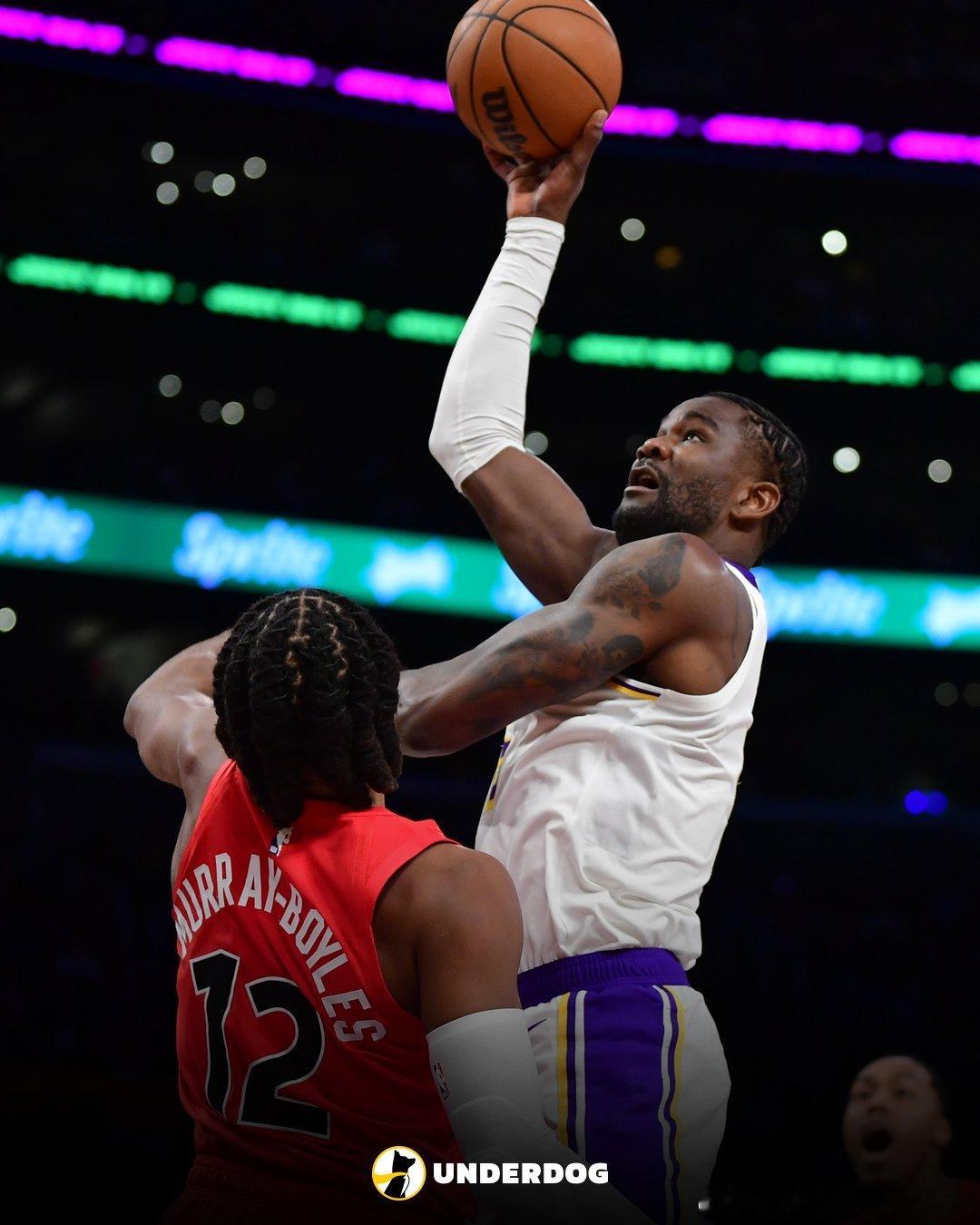 NBA  德安德烈·艾顿在战胜猛龙的比赛中：• 25分• 13篮板• 10投10