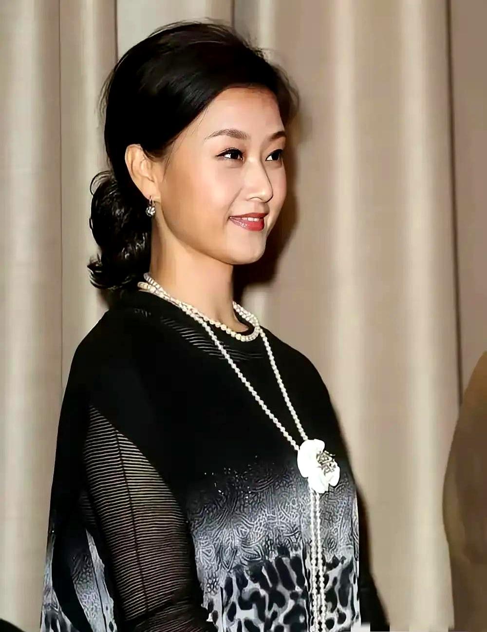 这个从湘西苗寨走出的湘妹子，相信国人并不陌生。
 

她曾是春晚常客，歌声动人，