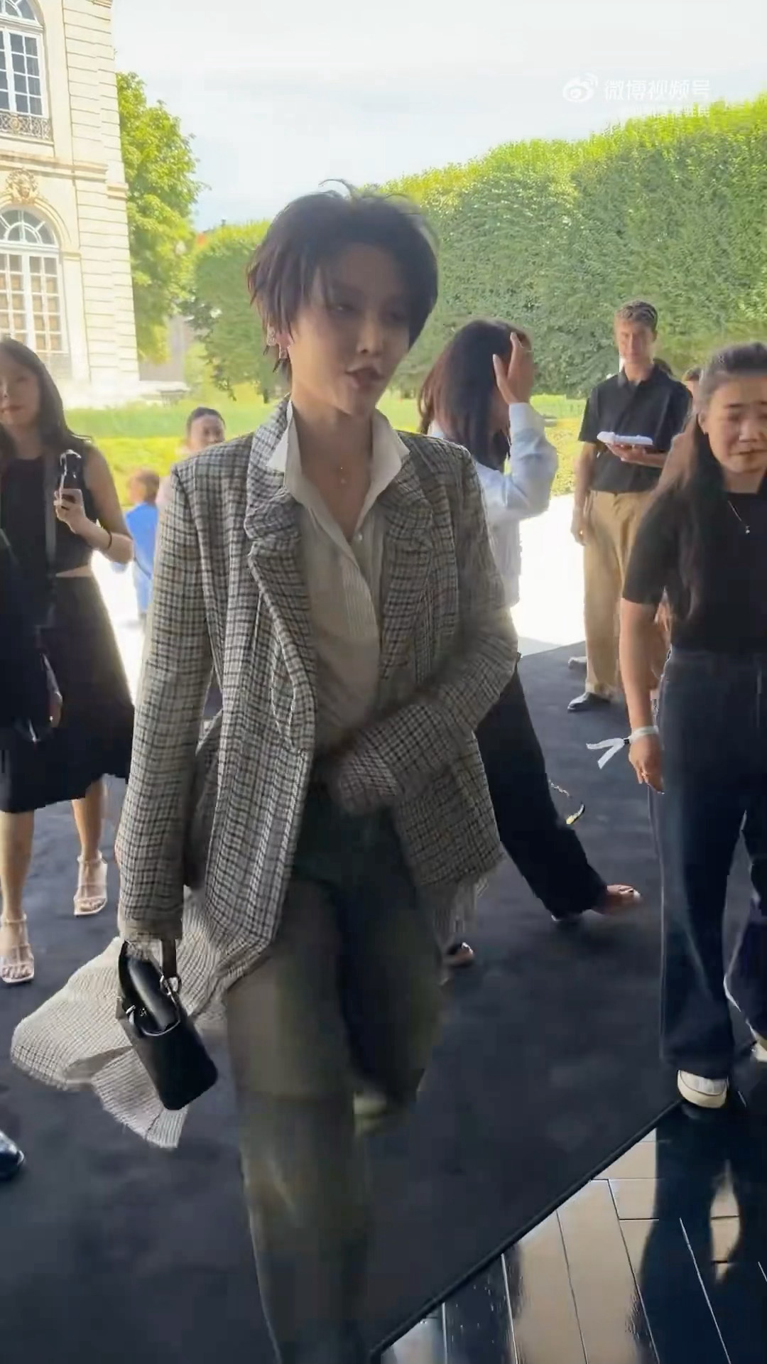 这到底是背景音，还是实录的刘姐高跟鞋声 