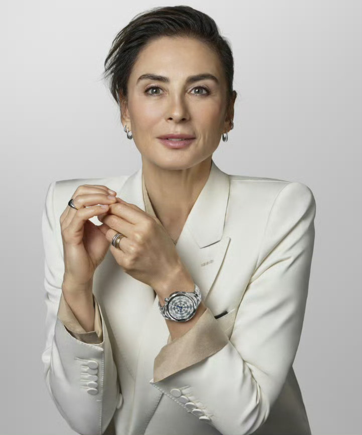 华为非凡大师女表一分钟全部售罄你们是真有钱啊！三万多的表打破头抢着买！ 