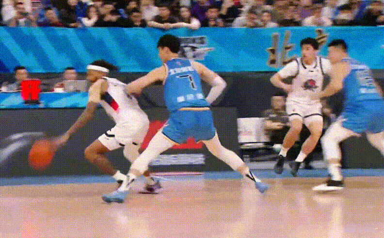 如出一辙！珀塞尔绝杀北京这球是不是跟威姆斯绝杀北京那球有点相似，同样是突破到罚球