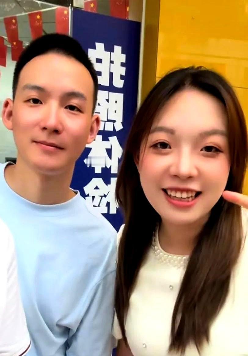 谢浩男的四妹生病了，浩男妈妈给她煮了姜茶，但是浩男的四妹亚男表现得极力反对，不想