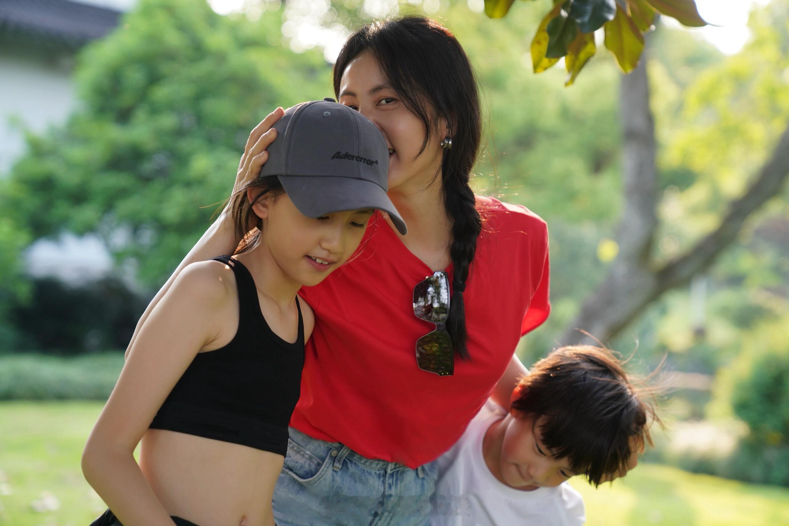 孙莉晒与儿女合照 孙莉11岁女儿近照 孙莉晒与儿女合照，穿红衣扎麻花辫状态好，1
