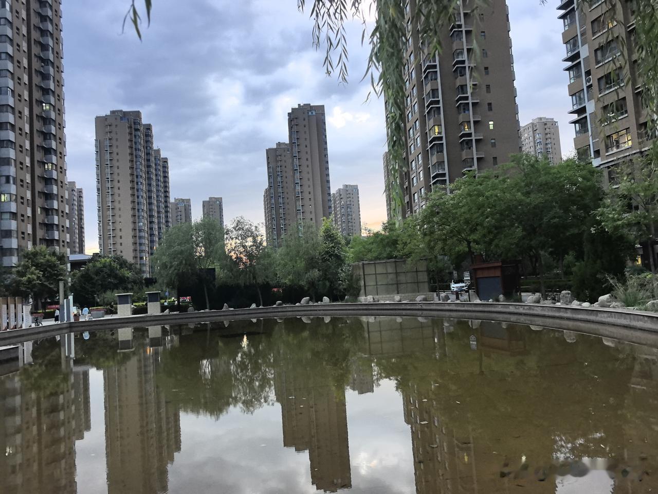 云舒映浩渺湖水，静赏天地好风光。
