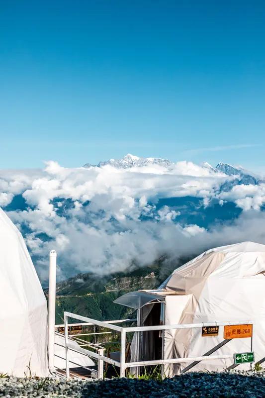 “三无”村的“火锅营地”火了，就像厦门军营村的云境星空营地。这里海拔近千米，是离