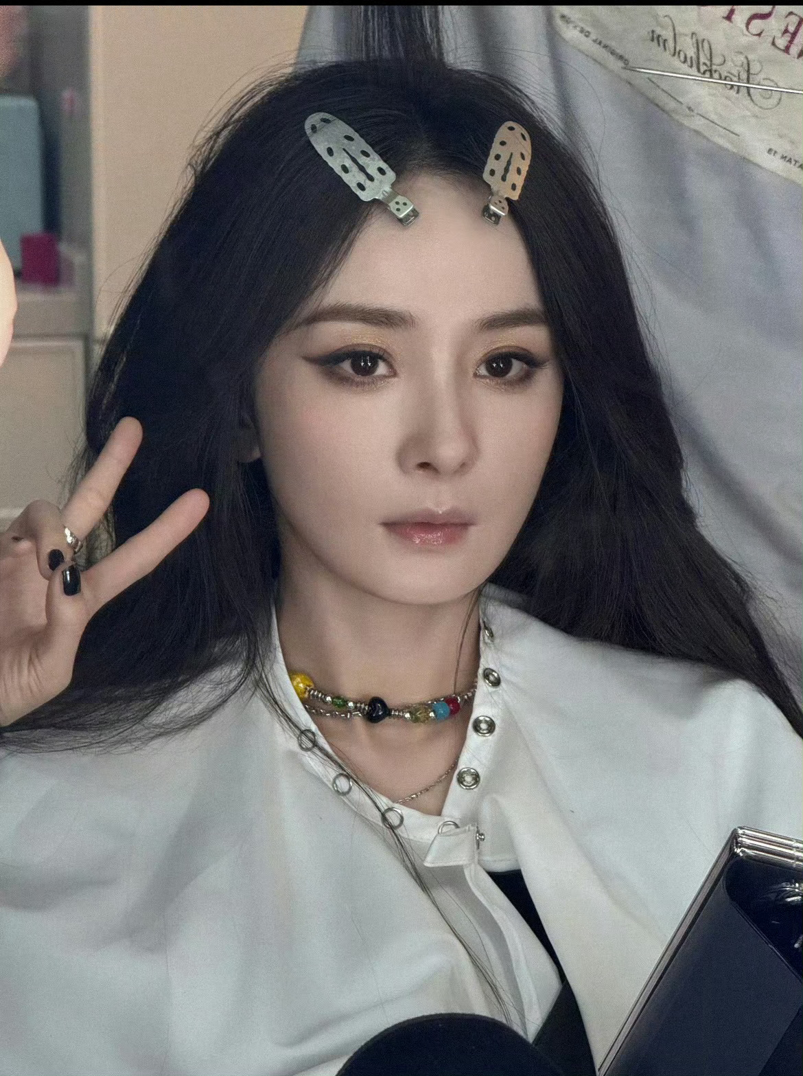 我的天哪，杨幂脖子上这条项链是一直支持的孤僻症患者儿童做的，幂姐真的很好的一个人