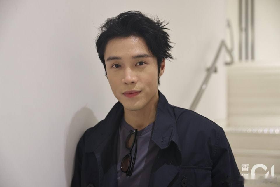 藝人丁子朗日前以全新破格「長髮Look」現身音樂劇《CATS》香港站首演，他接受