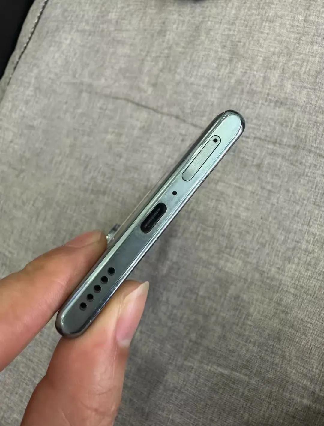 虽说手上这台荣耀70配置价格都不咋的，但它手感好啊，颜值也还不错，厂家想方设法把